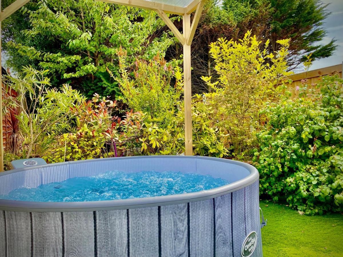 Remarkable 3-Bed Hot Tub House In ブラックプール エクステリア 写真