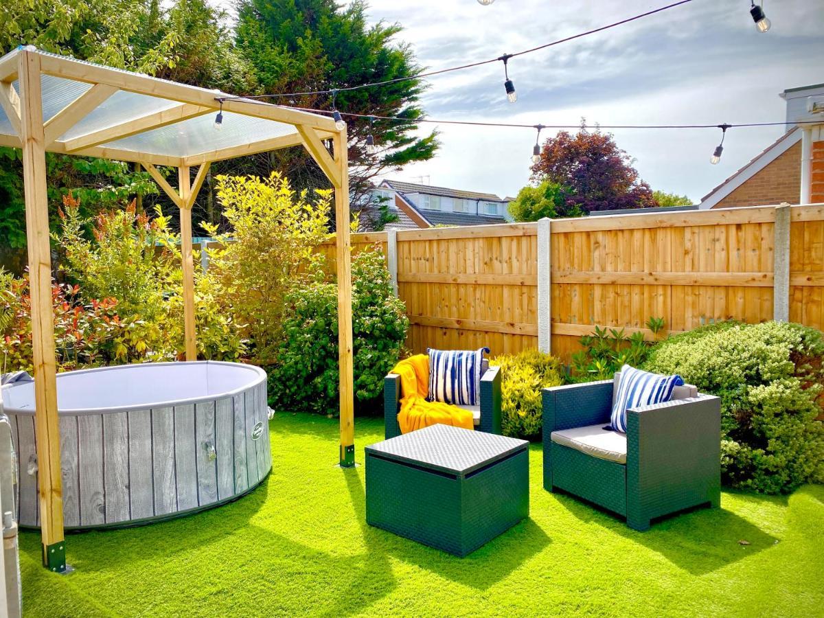 Remarkable 3-Bed Hot Tub House In ブラックプール エクステリア 写真
