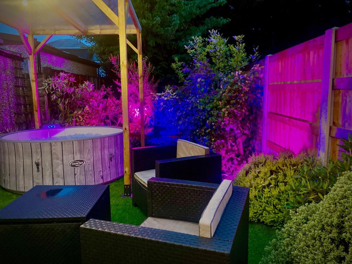 Remarkable 3-Bed Hot Tub House In ブラックプール エクステリア 写真