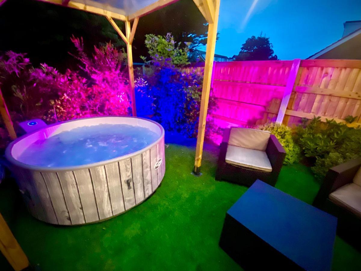 Remarkable 3-Bed Hot Tub House In ブラックプール エクステリア 写真