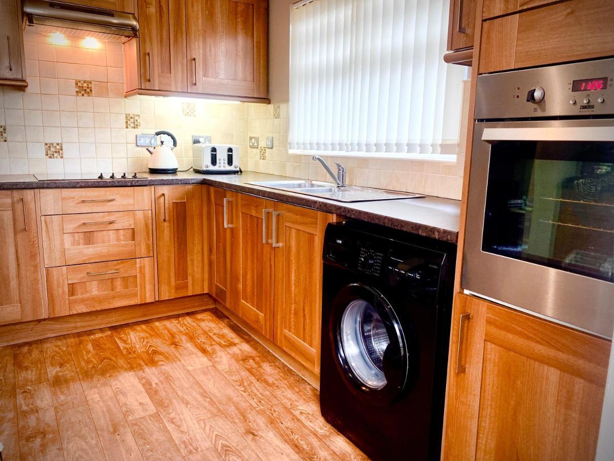 Remarkable 3-Bed Hot Tub House In ブラックプール エクステリア 写真