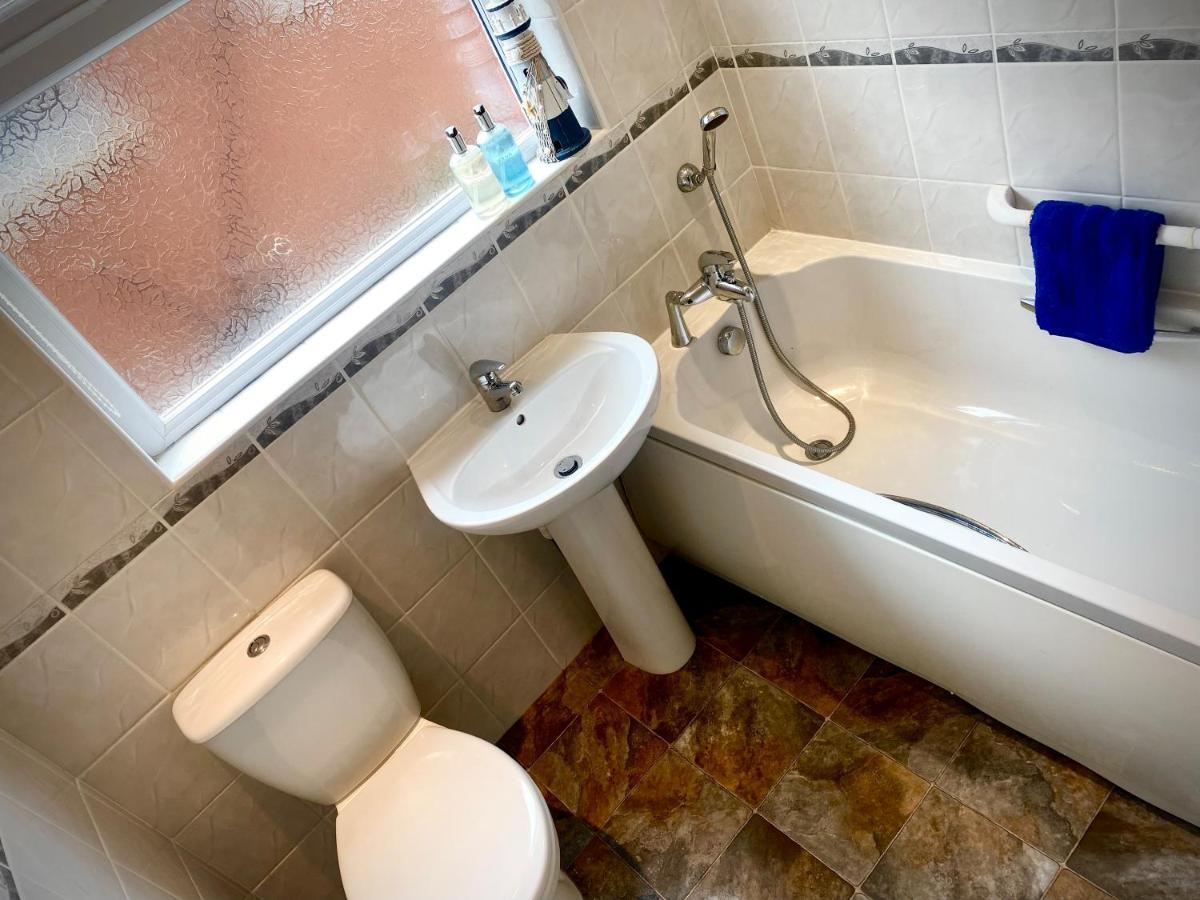 Remarkable 3-Bed Hot Tub House In ブラックプール エクステリア 写真