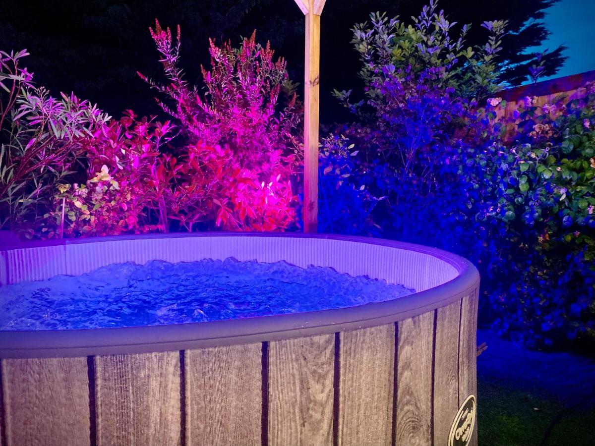 Remarkable 3-Bed Hot Tub House In ブラックプール エクステリア 写真