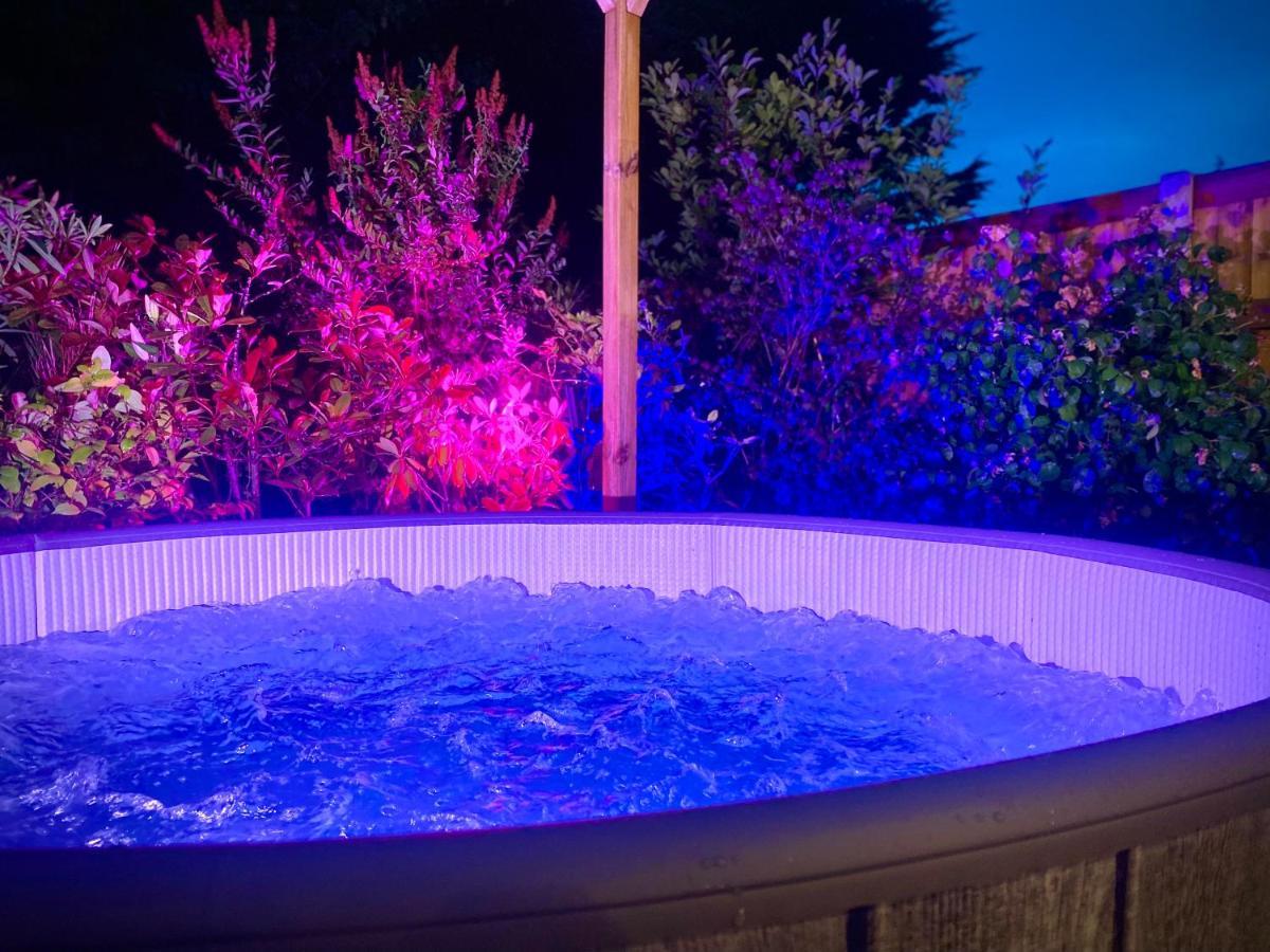 Remarkable 3-Bed Hot Tub House In ブラックプール エクステリア 写真